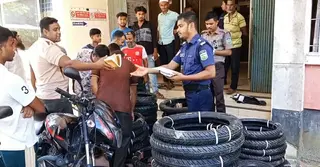 নেত্রকোণায় ভারতীয় টায়ার জব্দ; সিএনজিসহ চালক আটক